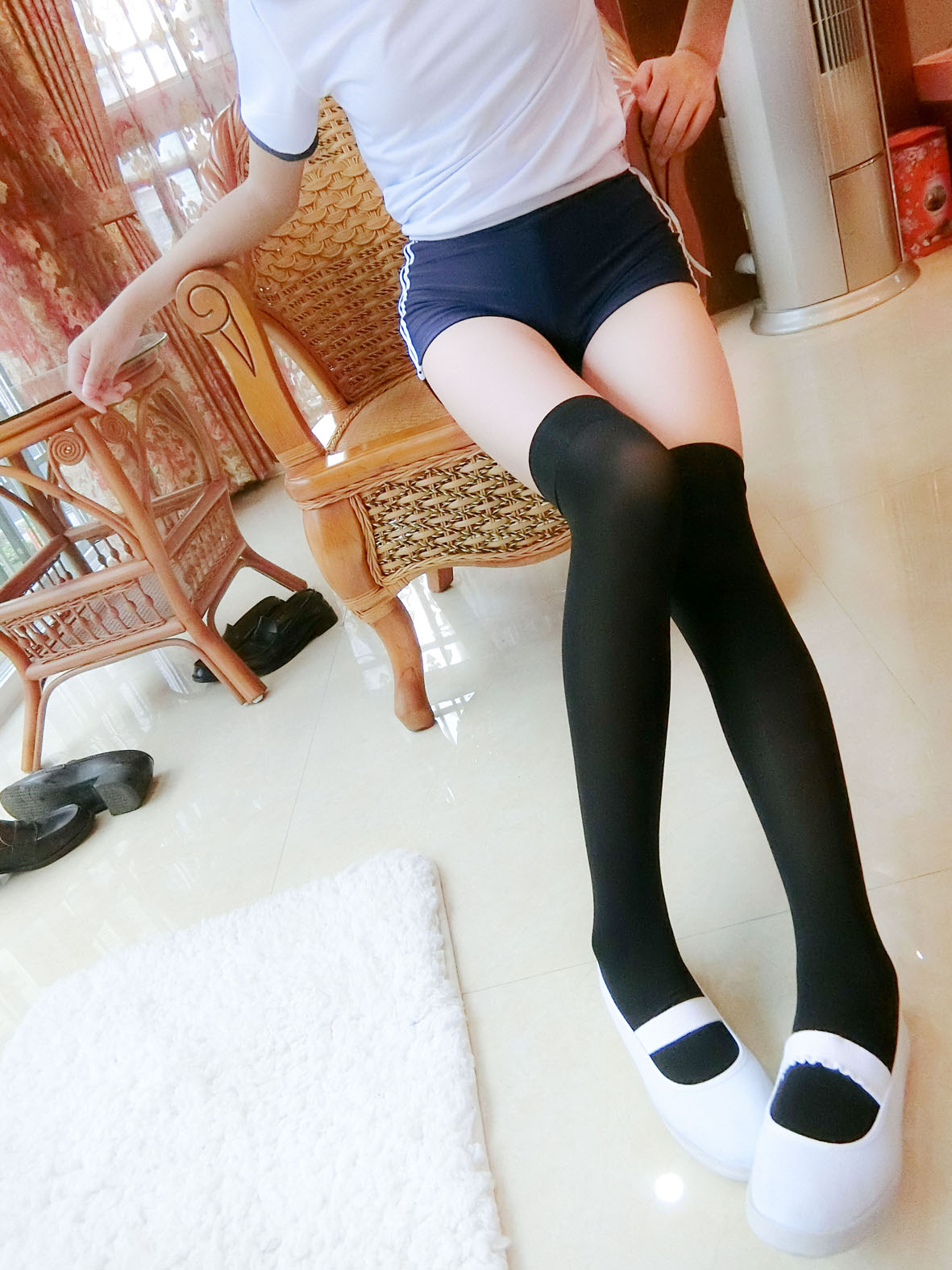 JK少女阿梓喵- 布鲁玛短裤和黑丝袜