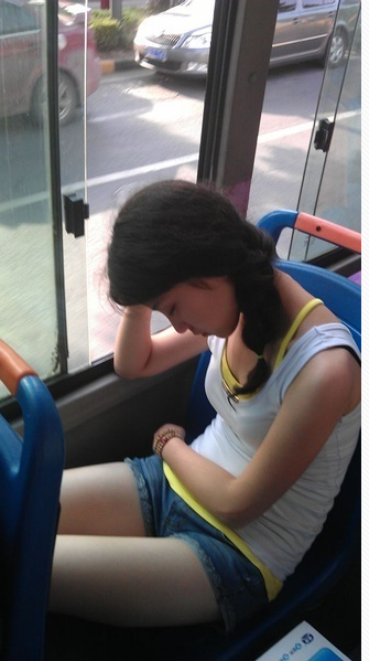 公交车上清纯妹子睡着了偷拍