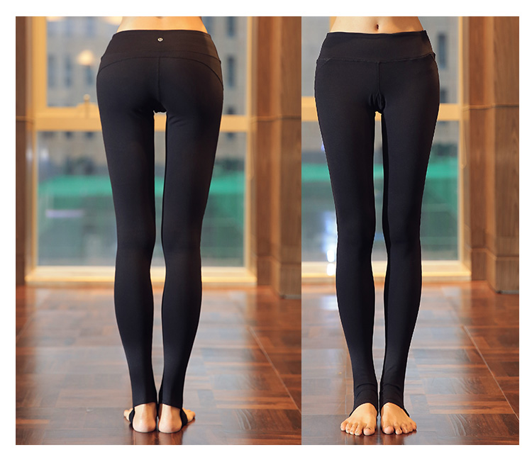 美女“是月也”的紧身瑜伽长裤